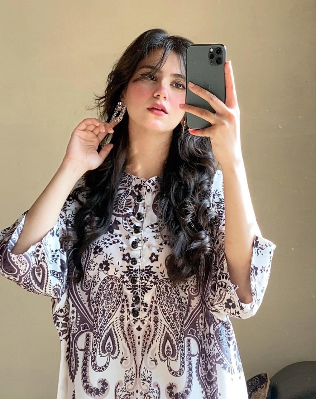 3 Pcs Women's Stitched Lawn Printed Suit